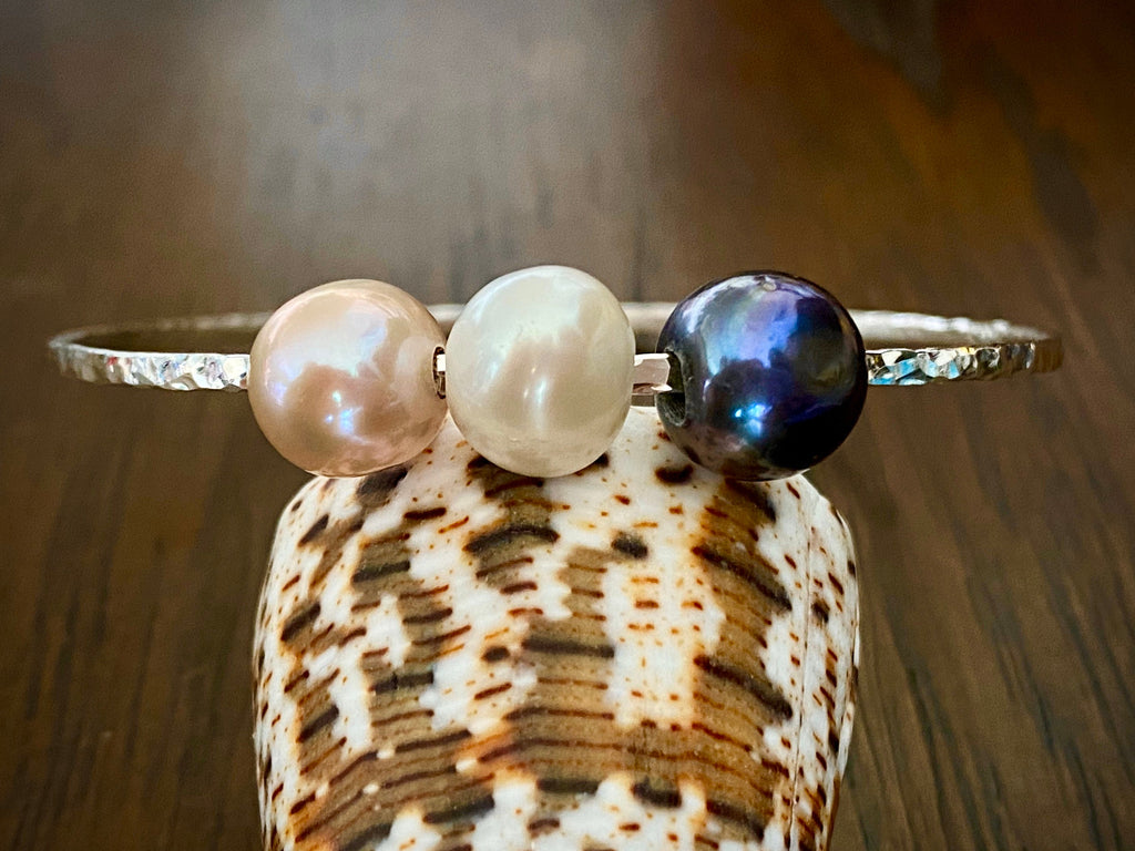 Triple Peacock, White and Mauve Pink Freshwater Pearl Hammered Bangle