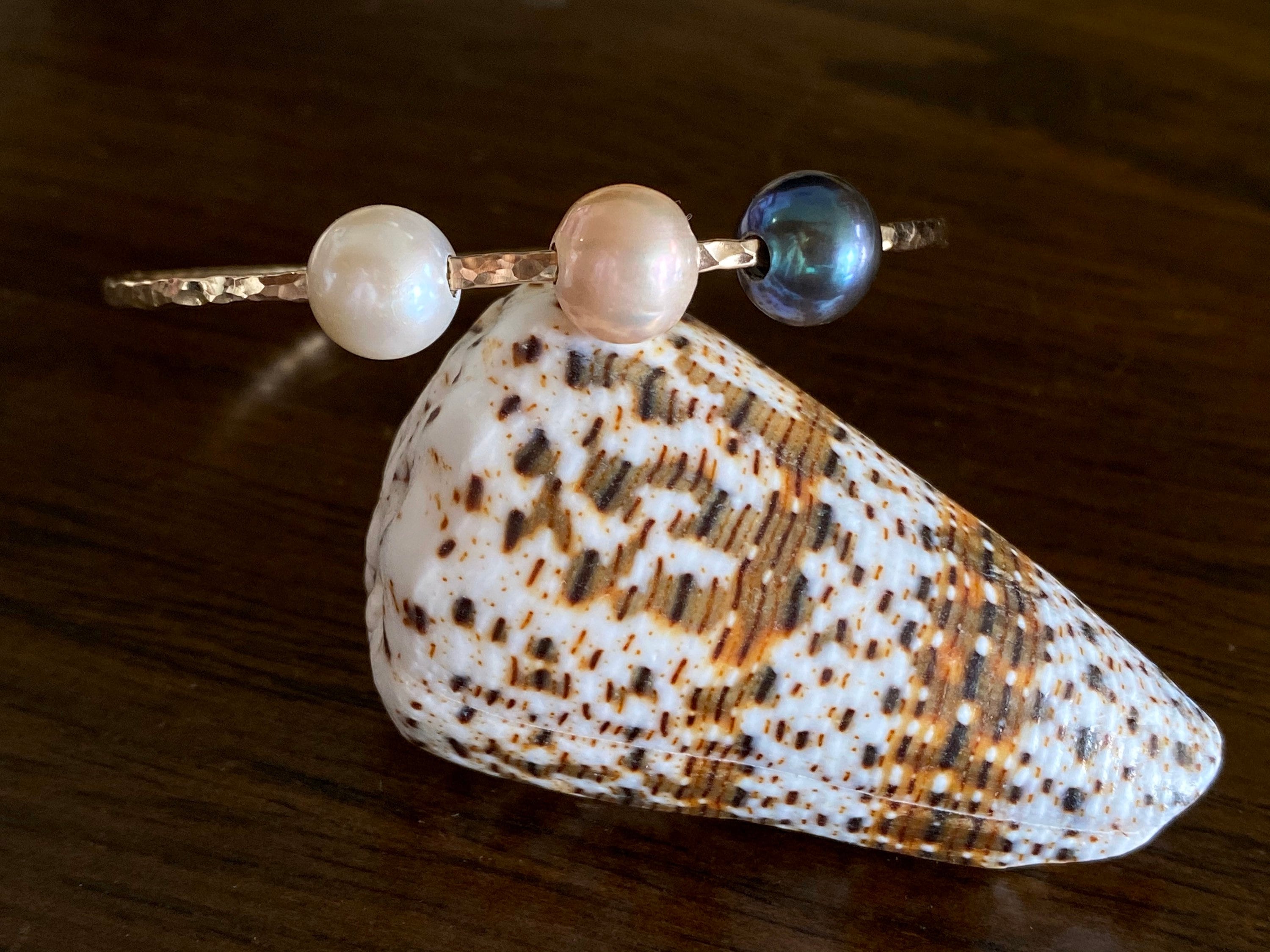Triple Peacock, White and Mauve Pink Freshwater Pearl Hammered Bangle